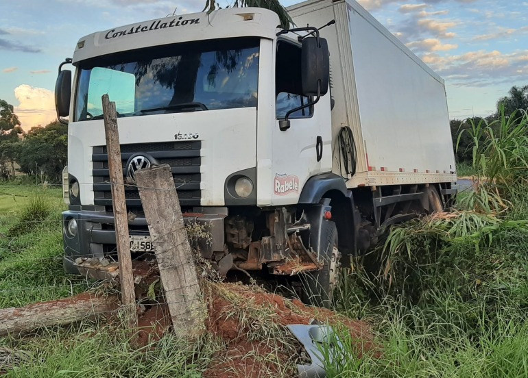 Para evitar uma colisão na traseira de outro caminhão caminhoneiro sai